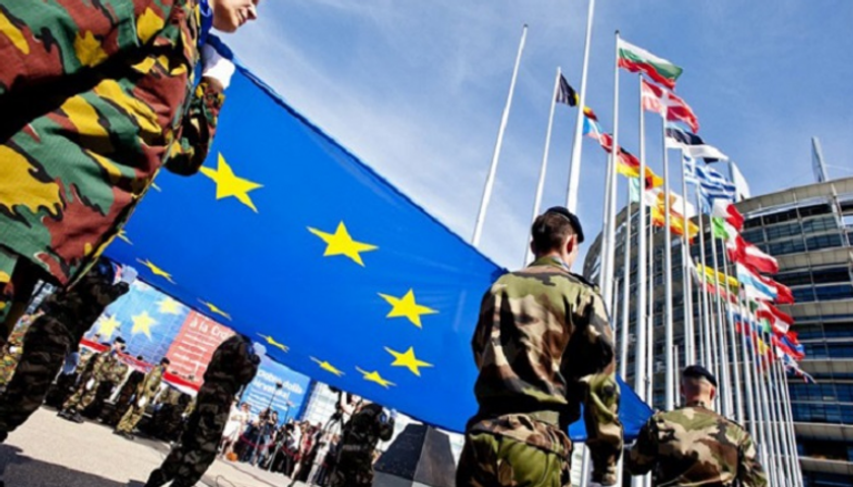 جنود يرفعون علم الاتحاد الأوروبي - أرشيفية