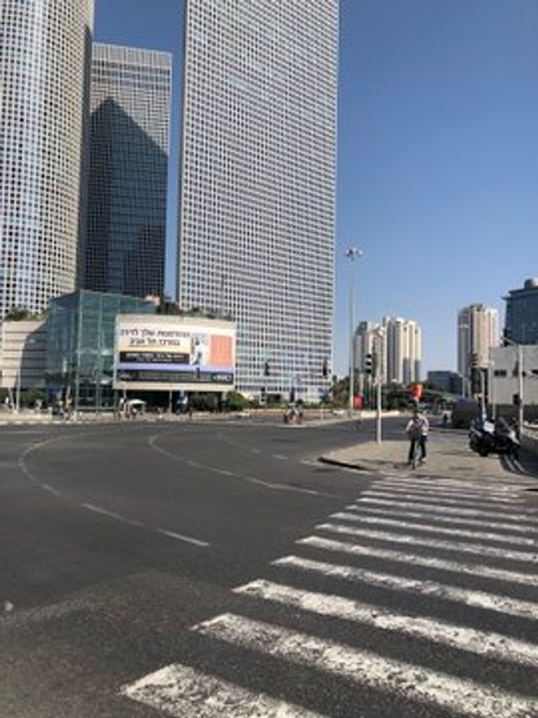 شوارع مدينة تل أبيب شبه خالية