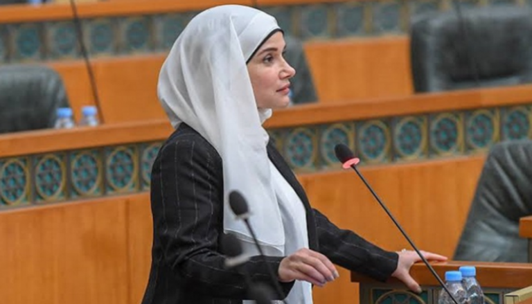 وزيرة الأشغال العامة الكويتية جنان بوشهري