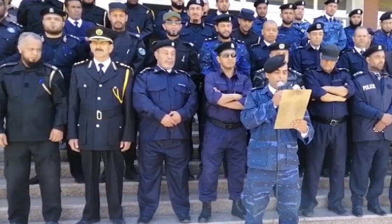 ضباط من مديرية أمن صبراتة خلال إعلانهم دعم الجيش الليبي - أرشيفية
