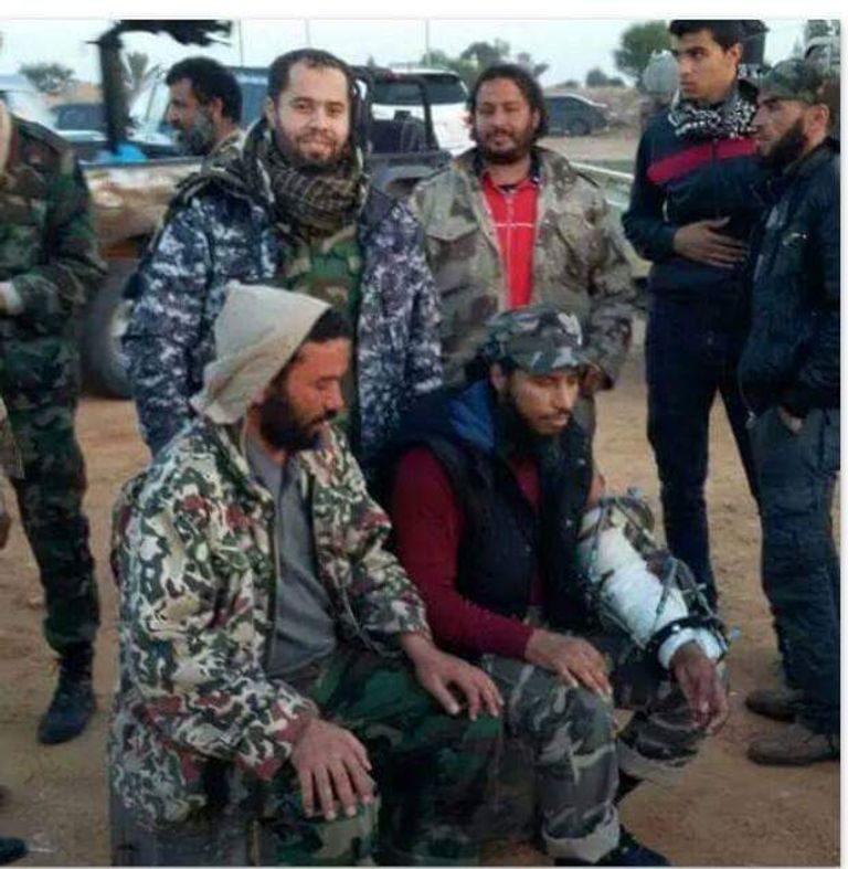 زياد بلعم يجلس وسط مليشياته مصابا ومرتديا قبعة عسكرية ضباط من مديرية أمن صبراتة خلال إعلانهم دعم الجيش الليبي - أرشيفية