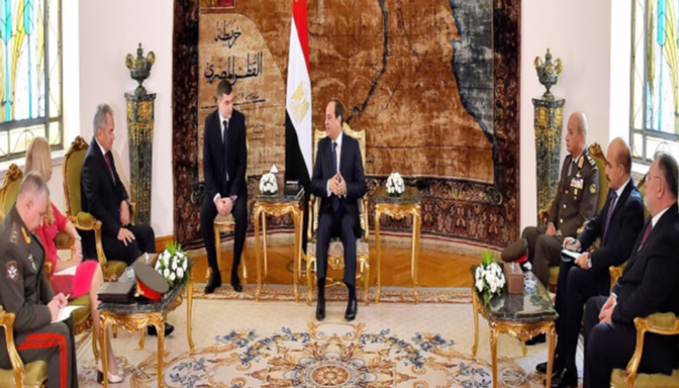 الرئيس المصري عبدالفتاح السيسي ووزير الدفاع الروسي سيرجي شويجو
