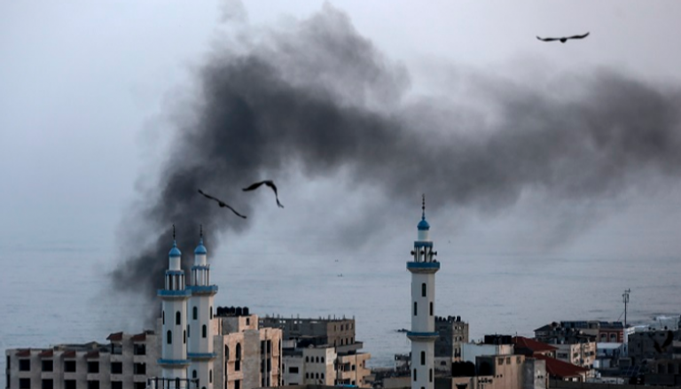 تصاعد الأدخنة نتيجة القصف على غزة