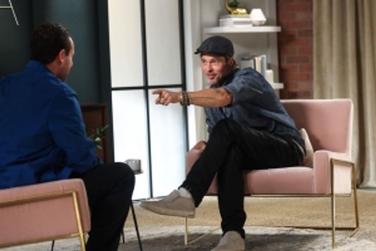 برادبيت وآدم ساندلر يناقشان إيجابيات وسلبيات