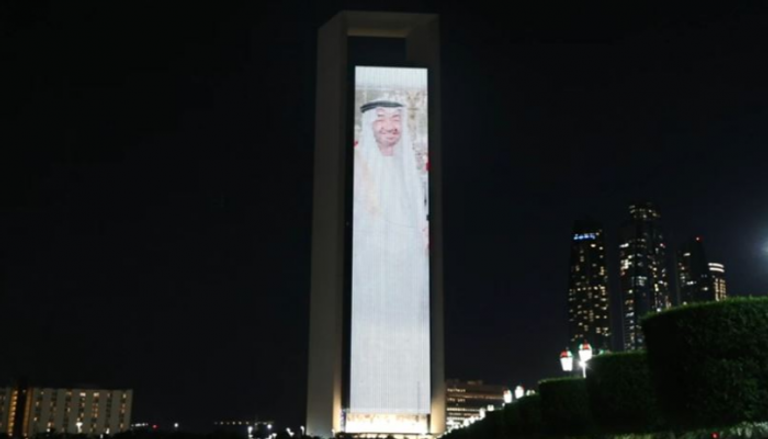 مبنى أدنوك يتزين بعلمي الإمارات ومصر صورتي محمد بن زايد والسيسي
