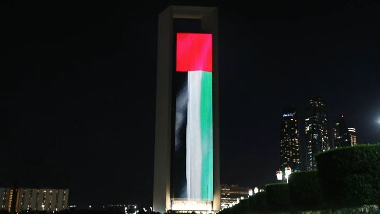 مبنى أدنوك يتزين بعلمي الإمارات ومصر صورتي محمد بن زايد والسيسي