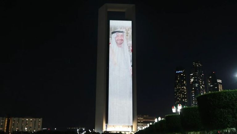 مبنى أدنوك يتزين بعلمي الإمارات ومصر صورتي محمد بن زايد والسيسي