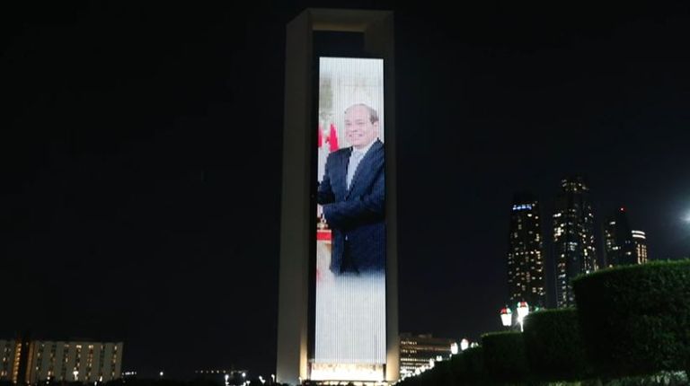 مبنى أدنوك يتزين بعلمي الإمارات ومصر صورتي محمد بن زايد والسيسي