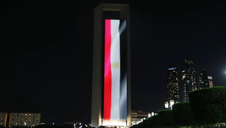 مبنى أدنوك يتزين بعلمي الإمارات ومصر صورتي محمد بن زايد والسيسي
