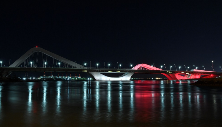 جسر الشيخ زايد يضاء بألوان علم مصر احتفاء بزيارة السيسي