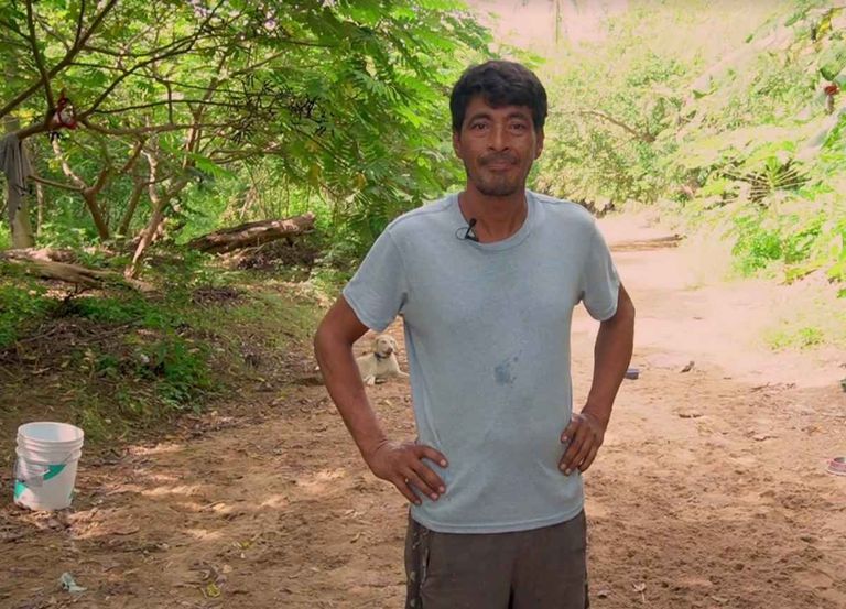 بيروس مع كلابه أثناء إحدى رحلاته