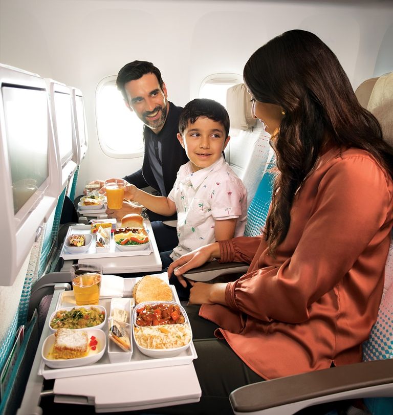 تدير طيران الإمارات مطبخا يعمل على مدار الساعة وتوظف 1800 طاه في دبي يحضرون 12450 وصفة. طيران الإمارات تواصل ريادتها عالميا