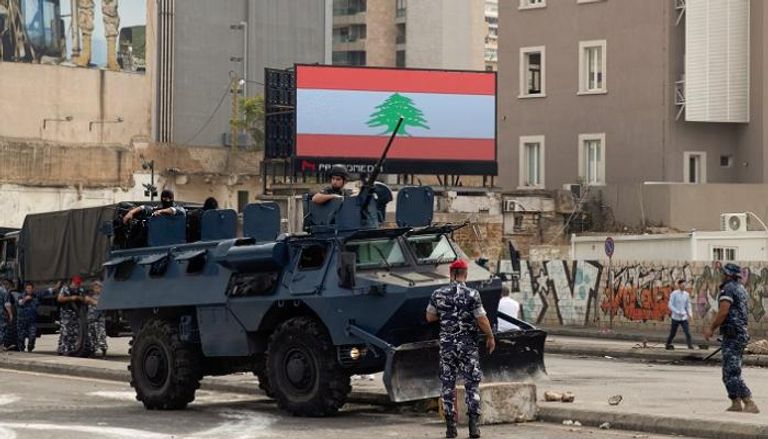 عناصر من الجيش اللبناني لدى فتح طريق أغلقه محتجون