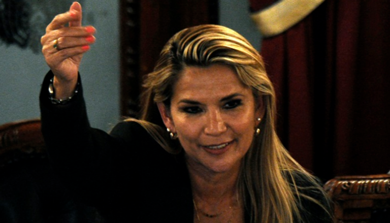 جانين آنيز أثناء إعلان نفسها رئيسة انتقالية للبلاد