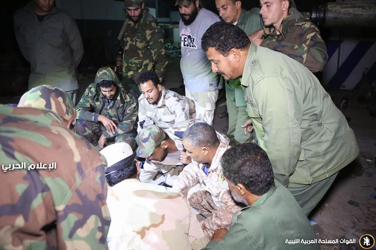 ضباط الجيش الليبي يضعون خططا للهجوم ضباط الجيش الليبي أثناء التخطيط لعمليات بالعاصمة طرابلس