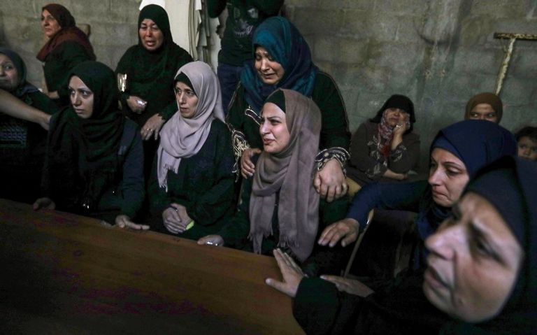 صرخات أقارب أحد الشهداء لحظة استلام جثمانه عدوان إسرائيلي متواصل لليوم الثاني