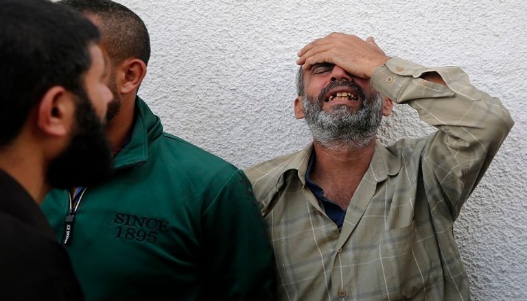 أقارب أحد الشهداء لحظة استلام جثمانه عدوان إسرائيلي متواصل لليوم الثاني