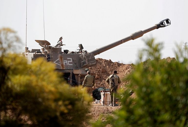 جانب من القوات الإسرائيلية بالقرب من قطاع غزة عدوان إسرائيلي متواصل لليوم الثاني