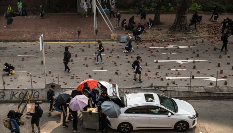 محتجون يقطعون الطرق في هونج كونج