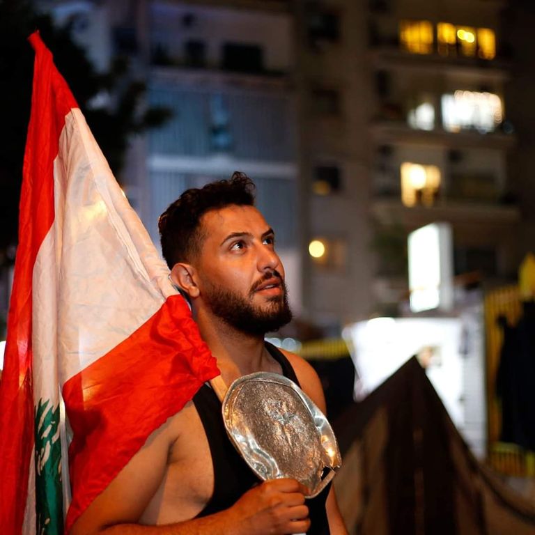 الناشط المختفي زوجة وابن