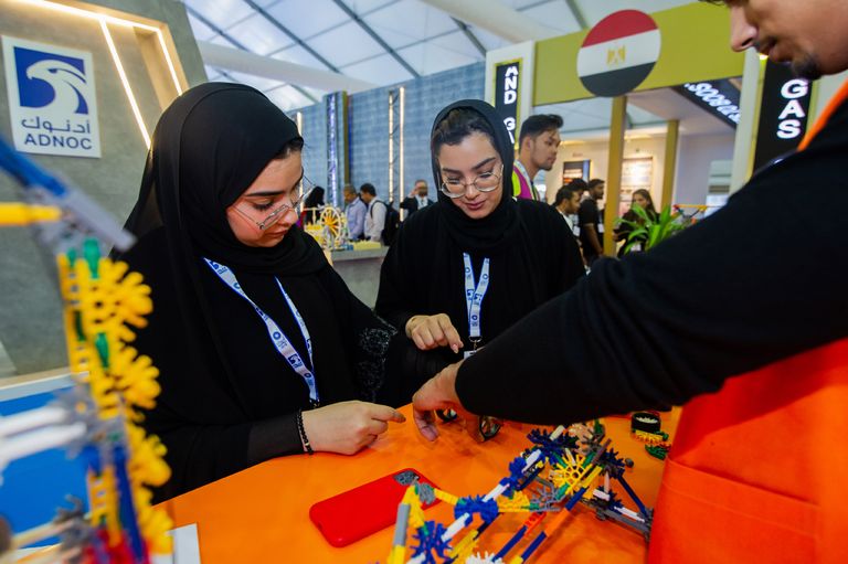 جانب من فعاليات برنامج "شباب أديبك" التوعوي المبتكر