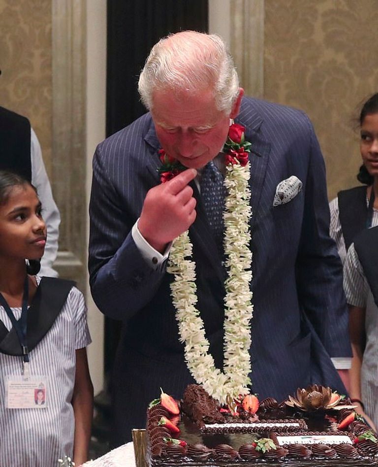 الأمير تشارلز وسط الأطفال المحتفلين به