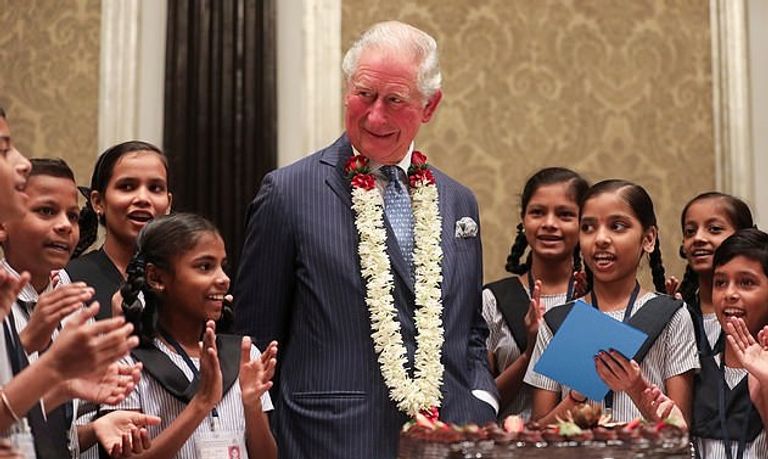 الأمير تشارلز وسط الأطفال المحتفلين به