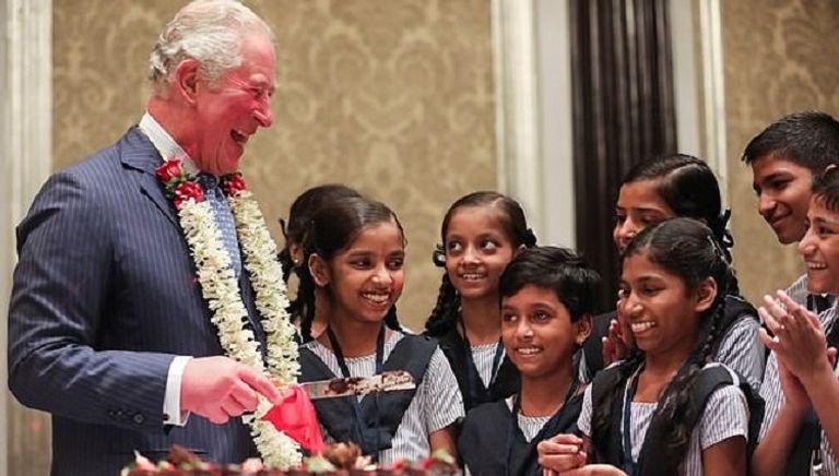 الأمير تشارلز وسط الأطفال المحتفلين به