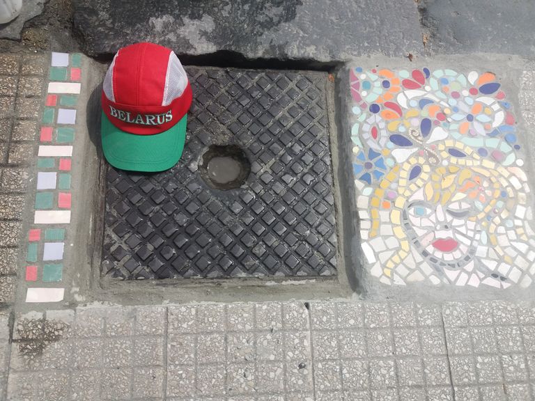 إيرما مع أحد أعمالها 