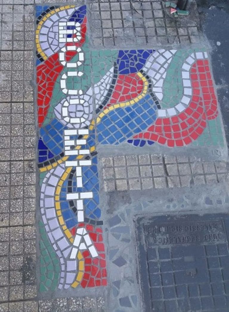 إيرما مع أحد أعمالها 