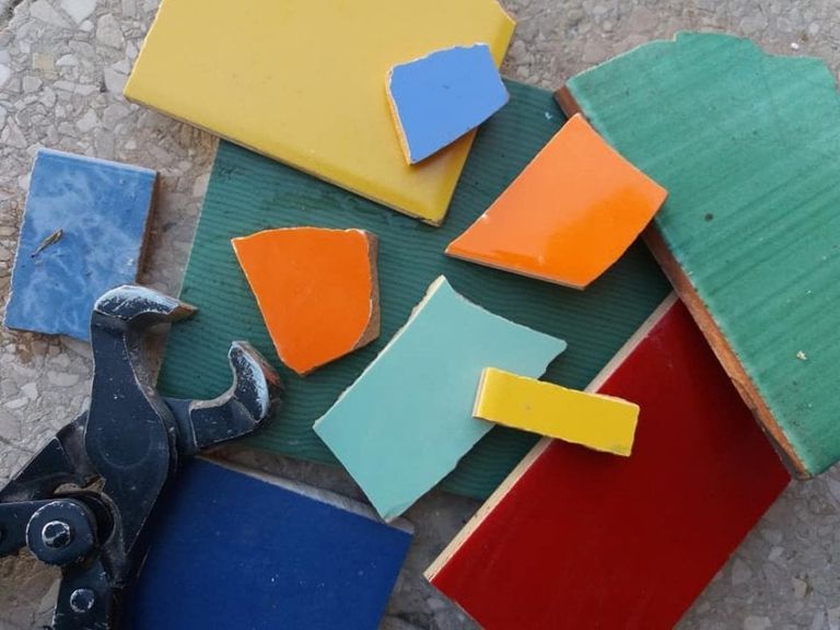 إيرما مع أحد أعمالها 