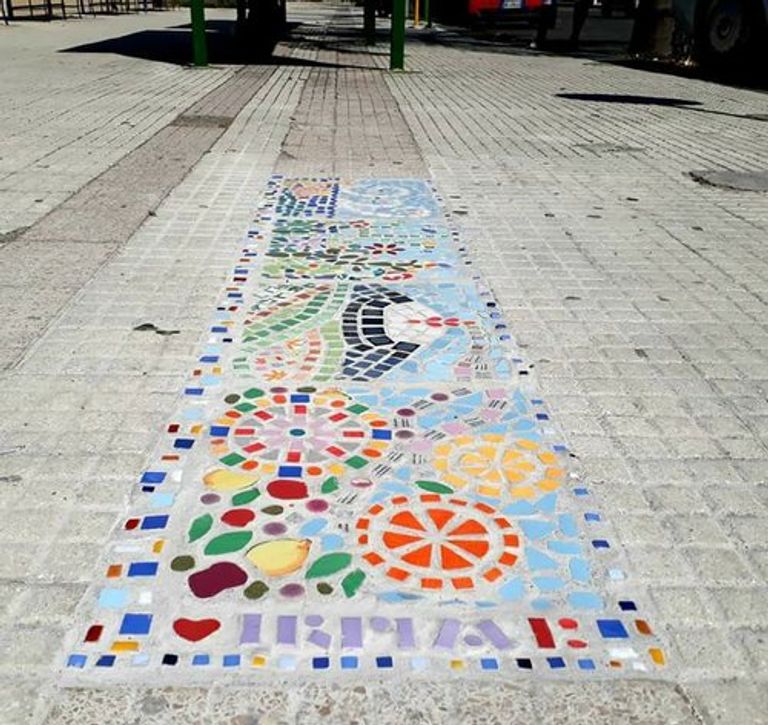 إيرما مع أحد أعمالها 