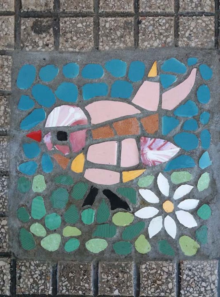 إيرما مع أحد أعمالها 