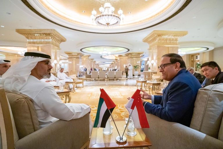 الشيخ خالد بن محمد بن زايد آل نهيان ووزير الاتصالات السنغافوري