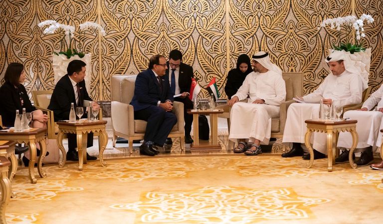 الشيخ خالد بن محمد بن زايد آل نهيان ووزير الاتصالات السنغافوري