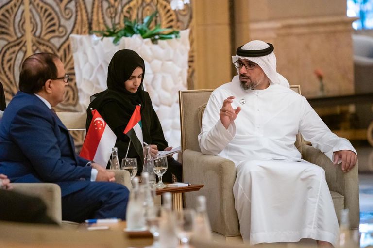 الشيخ خالد بن محمد بن زايد آل نهيان ووزير الاتصالات السنغافوري