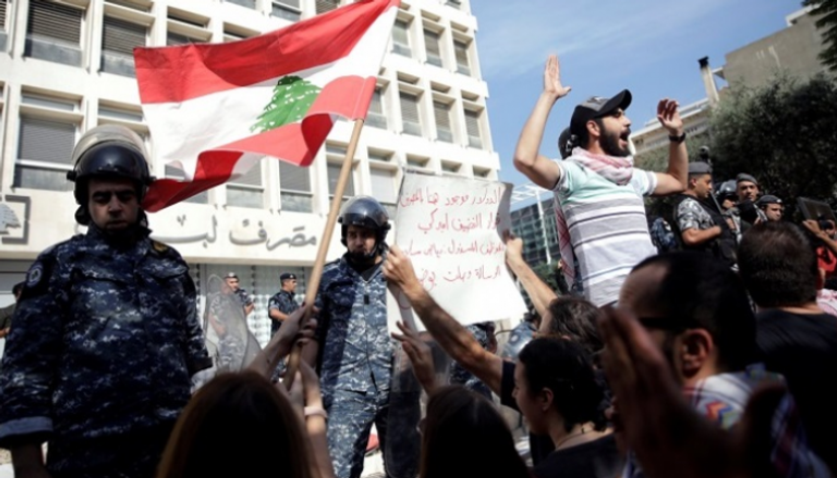 بنوك لبنان تضررت بشدة من استمرار المظاهرات
