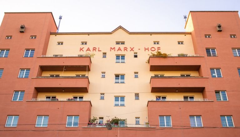 أطول مبنى سكني في العالم 143-004741-reasons-why-karl-marx-hof-is-interesting-buildings-2