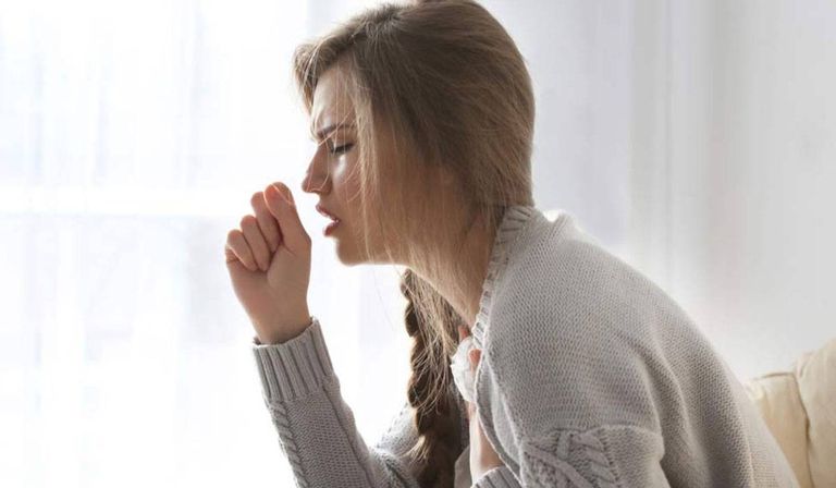 التوتر والقلق من أسباب زيادة السعال الحساسية ونقص السوائل من أسباب الإصابة بالسعال