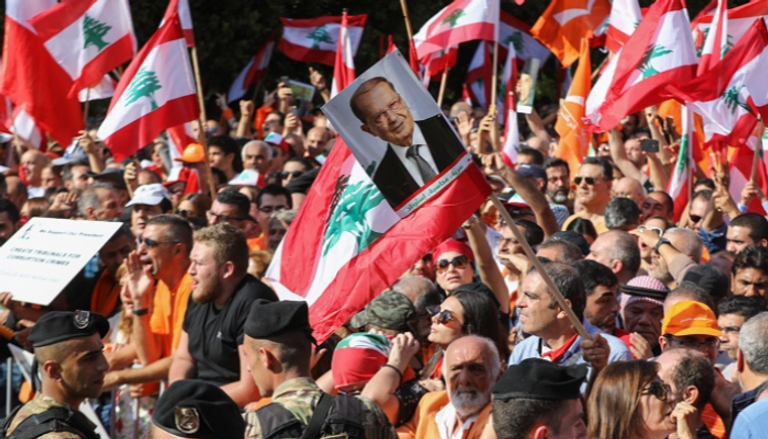 أنصار الرئيس اللبناني يرفعون صورته خلال المظاهرات