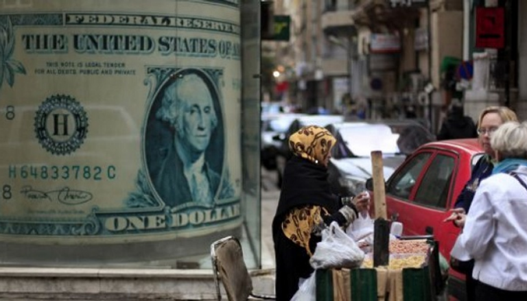 الدولار يواصل التراجع النسبي أمام الجنيه في بنوك مصر