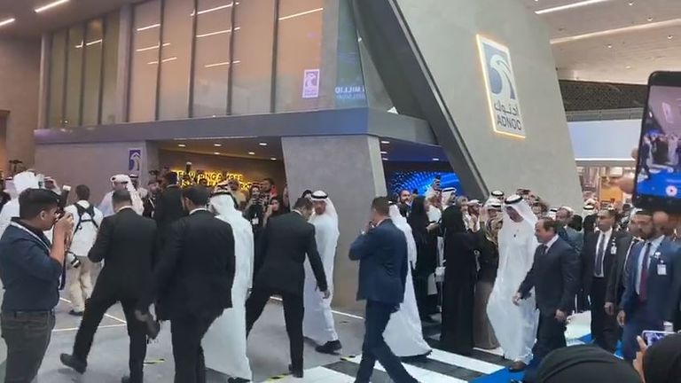 الرئيس المصري عبدالفتاح السيسي داخل معرض أديبك 2019