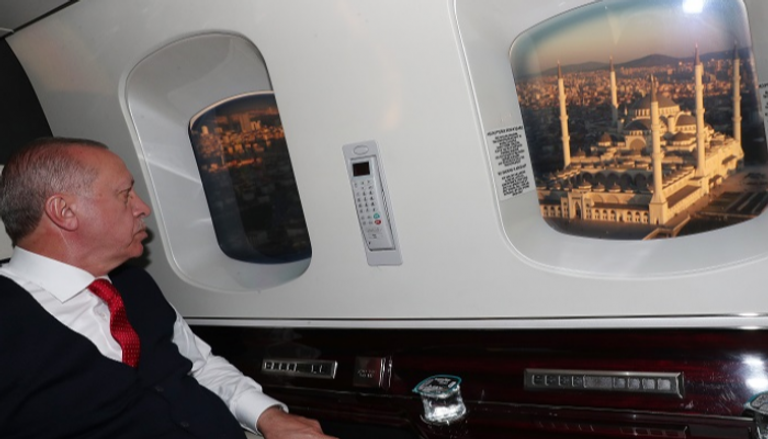 أردوغان من داخل طائرته الخاصة في إحدى الرحلات