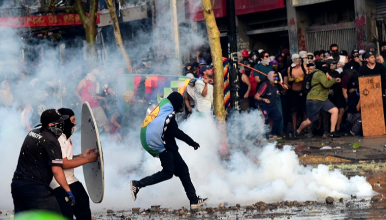 جانب من المصادمات بين الشرطة والمتظاهرين في تشيلي