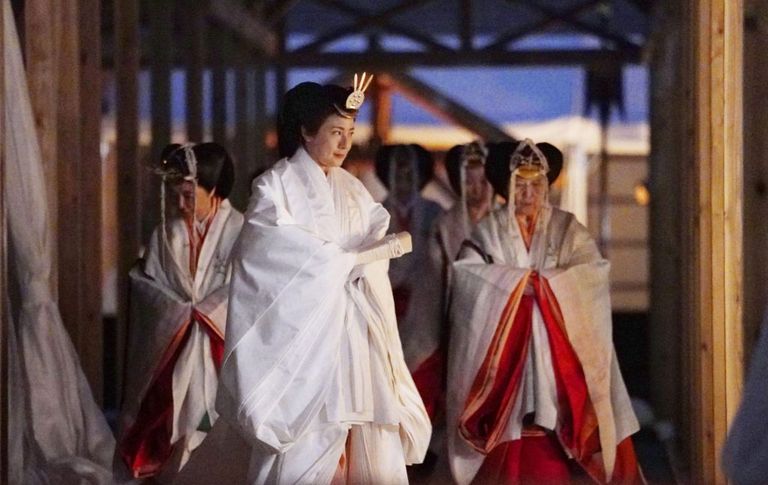 الإمبراطور ناروهيتو يؤدي آخر مراسم التتويج