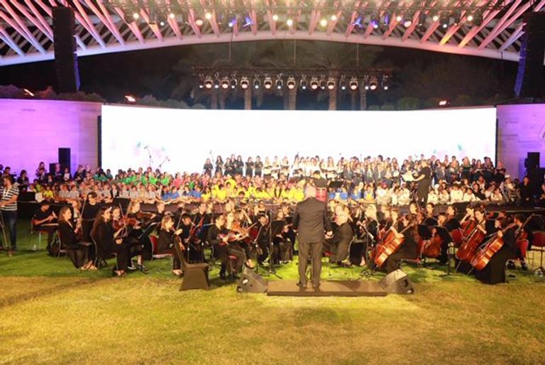 الشيخ نهيان بن مبارك آل نهيان مع كورال أطفال العالم