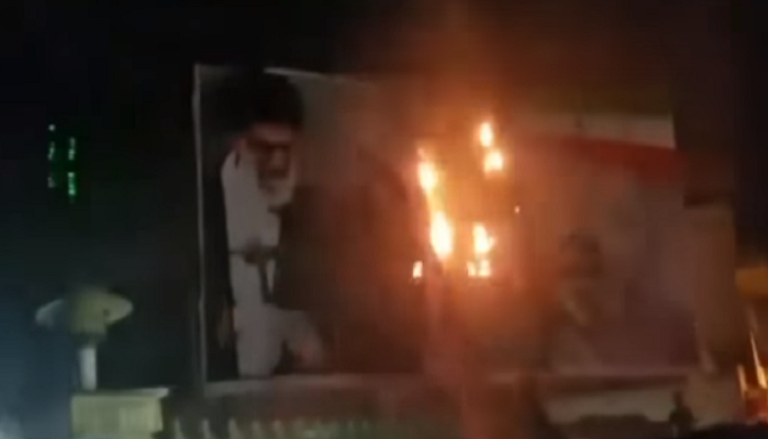 متظاهرون إيرانيون يحرقون صور المرشد