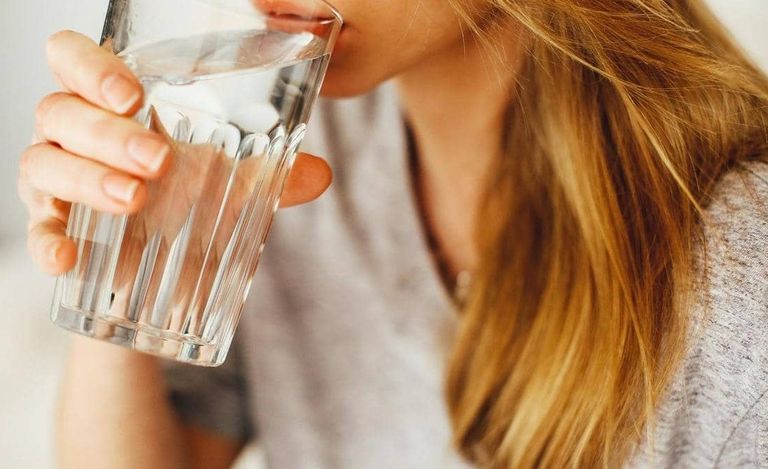 شرب السوائل لعلاج السعال الطرق الطبيعية تسهم في تخفيف أعراض السعال