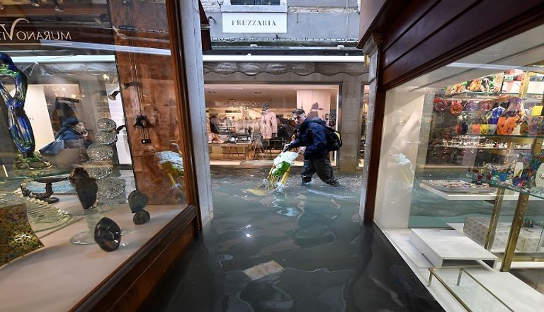 موجة مد عاتية تجتاح البندقية الإيطالية