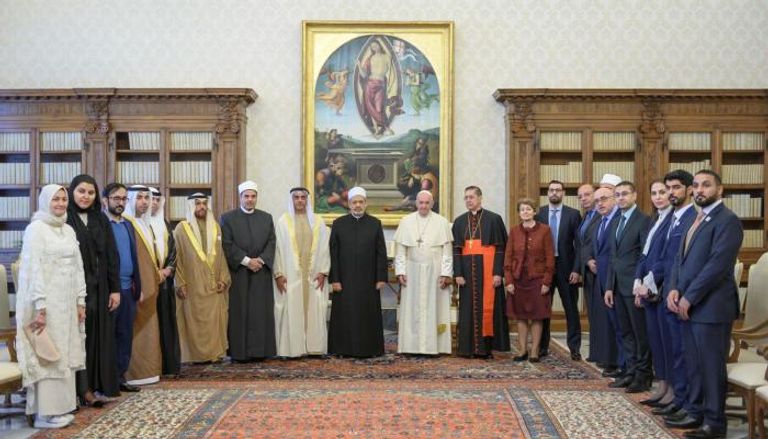الفريق الشيخ سيف بن زايد آل نهيان بجانب شيخ الأزهر وبابا الفاتيكان